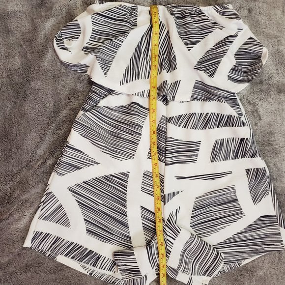 Retro Strapless Romper: White & Black Geometric, with Pockets! - Picture 4 of 6